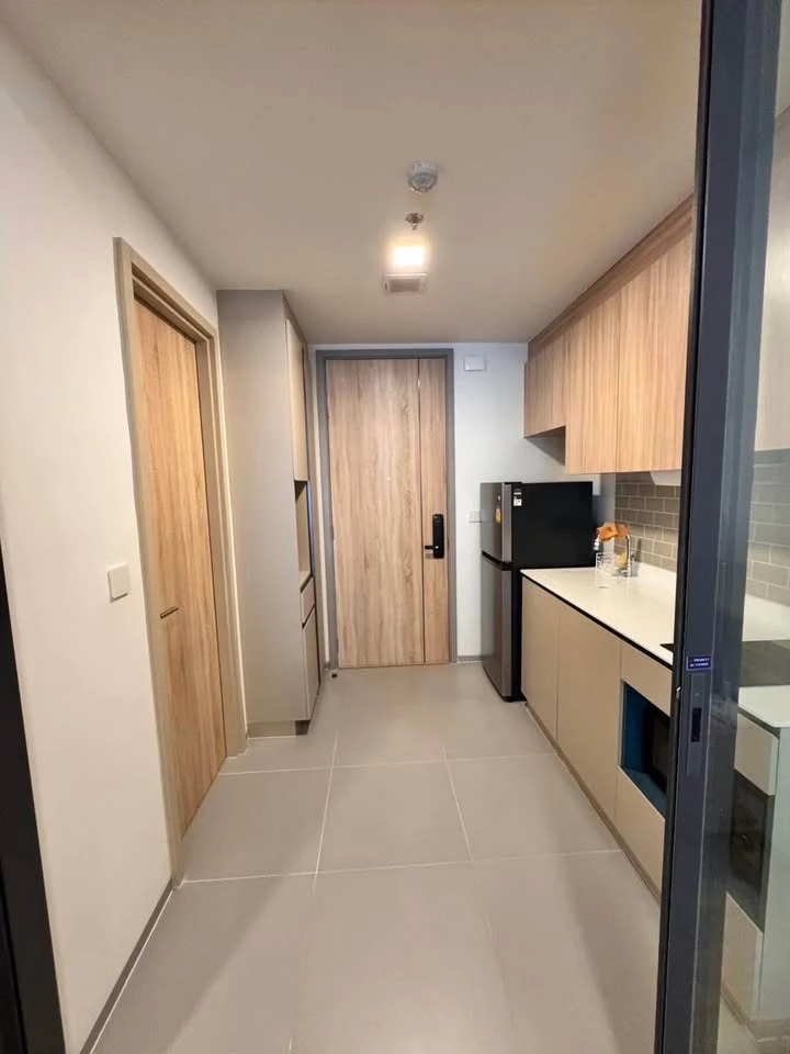 Condo for rent, XT Phaya Thai. Spacious room with ample living space and complete amenities. Don't miss out!
