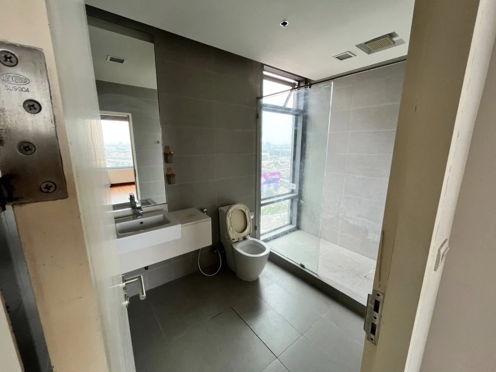 Condo for rent: Vantage Ratchavipa, corner room with privacy, lots of usable space. I must say that you should not miss it.