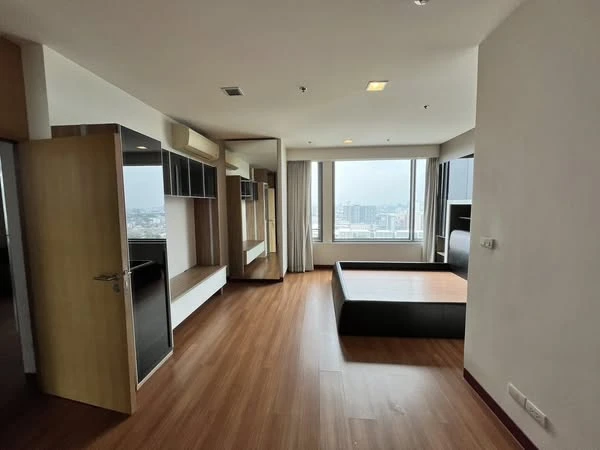 Condo for rent: Vantage Ratchavipa, corner room with privacy, lots of usable space. I must say that you should not miss it.