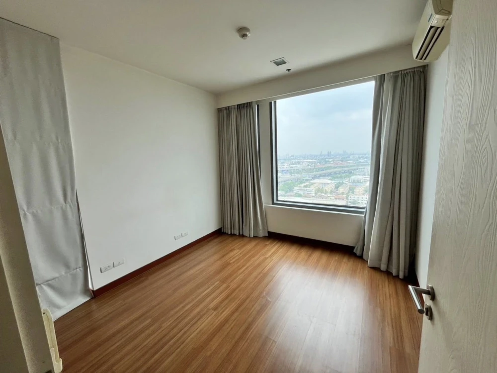 Condo for rent: Vantage Ratchavipa, corner room with privacy, lots of usable space. I must say that you should not miss it.