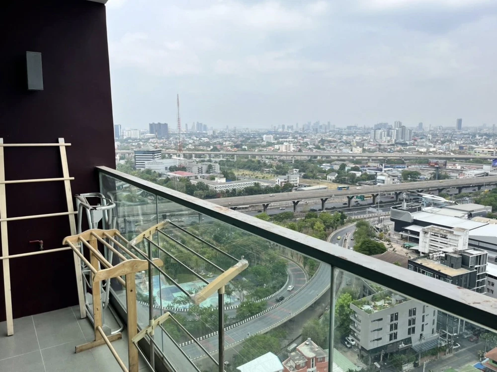 Condo for rent: Vantage Ratchavipa, corner room with privacy, lots of usable space. I must say that you should not miss it.