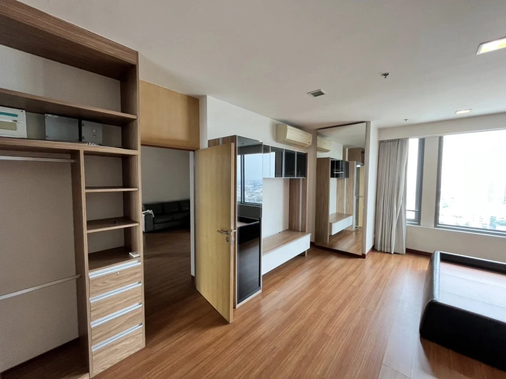 Condo for rent: Vantage Ratchavipa, corner room with privacy, lots of usable space. I must say that you should not miss it.