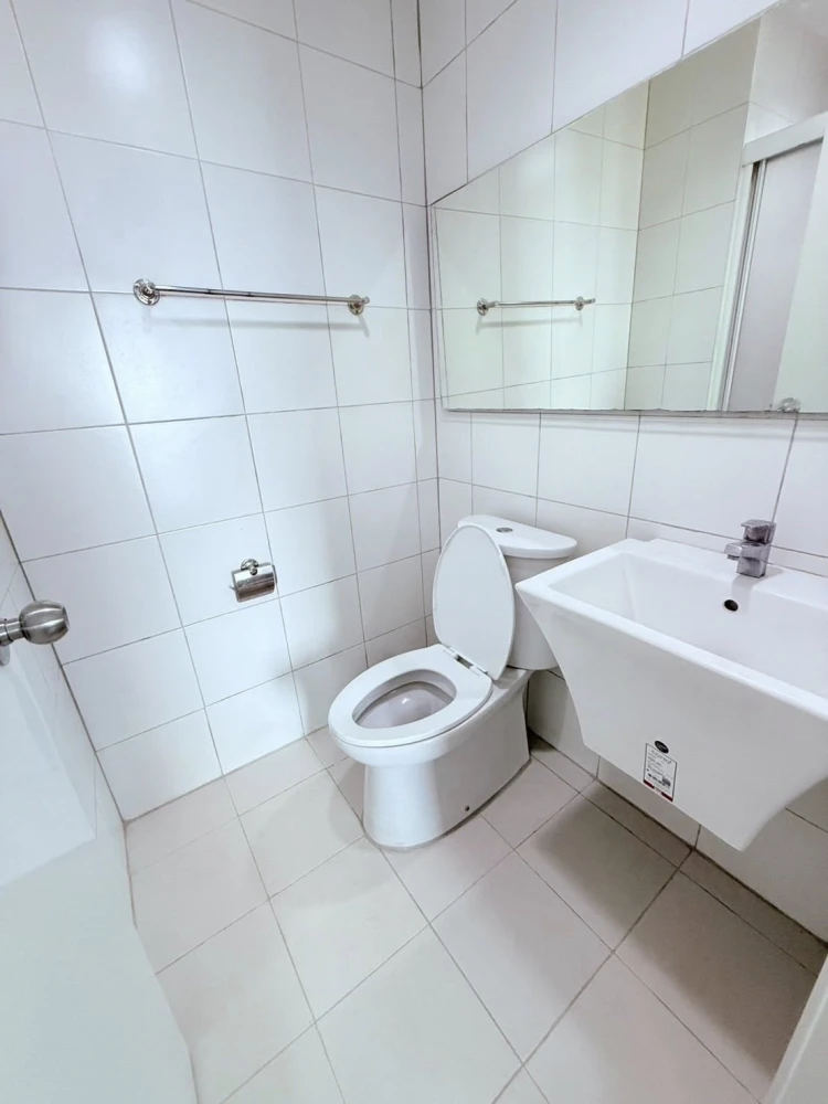 Condo for rent at Aspire Ngamwongwan. The unit is well-partitioned with separate zones, offering great value. Book now!