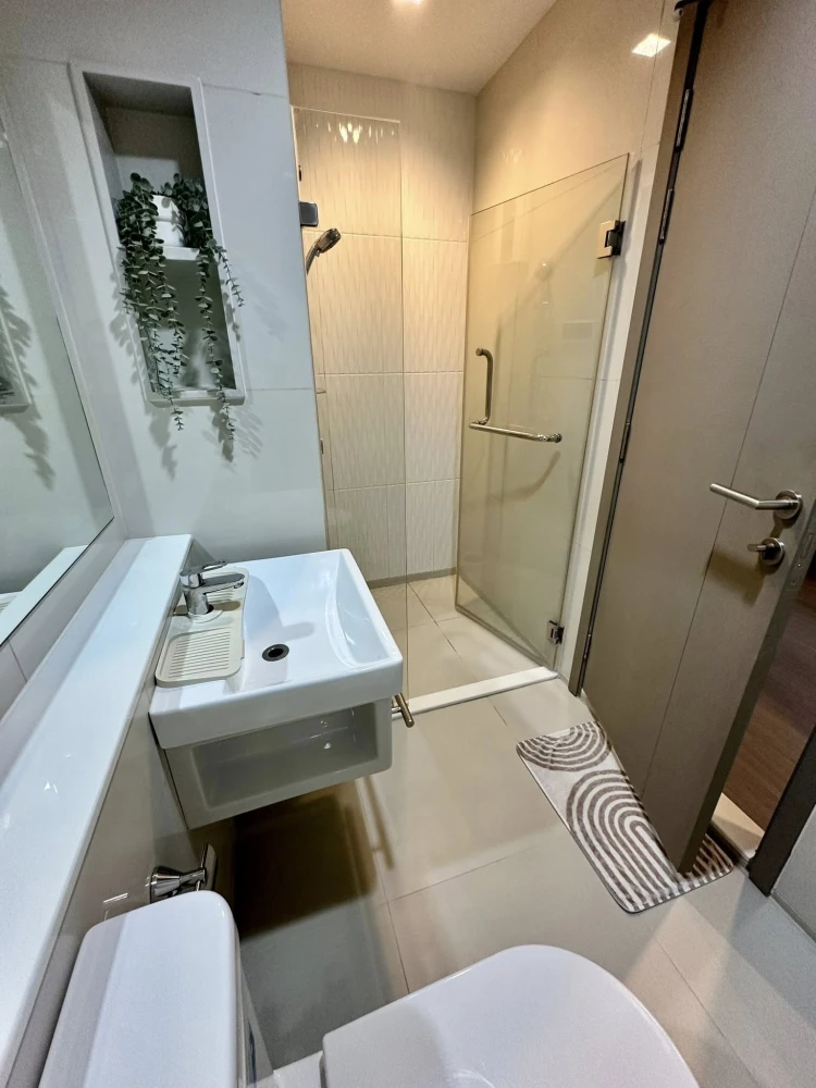 Condo for rent, Life Asoke Rama 9, decorated in Japanese Zen style, built-in wooden furniture, warm atmosphere, reserve now!