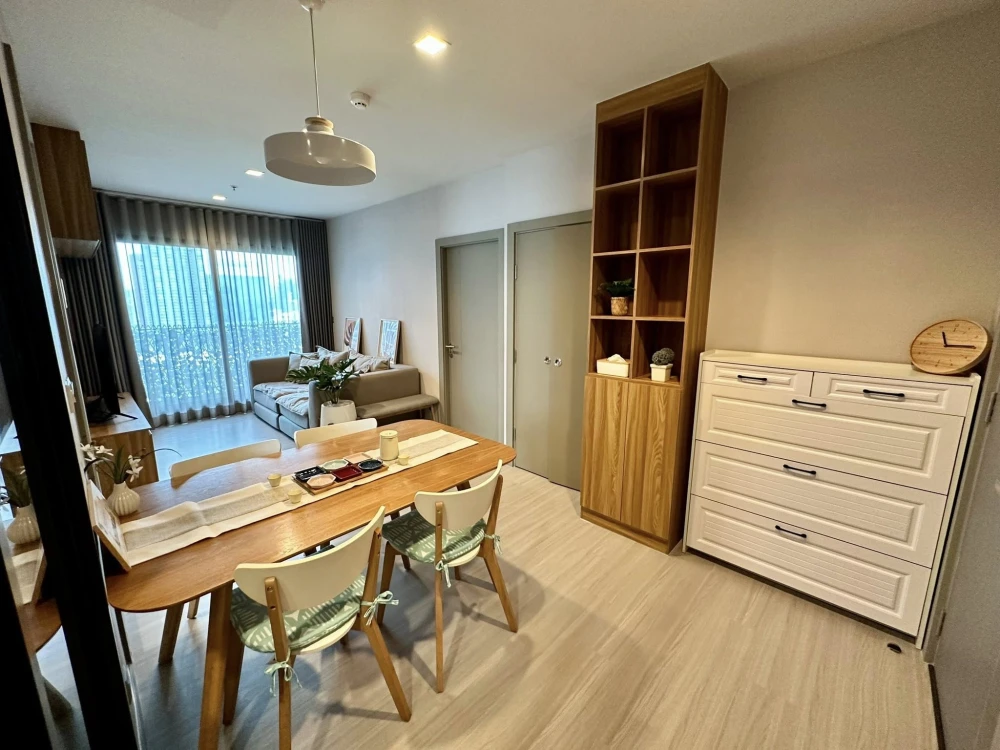 Condo for rent, Life Asoke Rama 9, decorated in Japanese Zen style, built-in wooden furniture, warm atmosphere, reserve now!