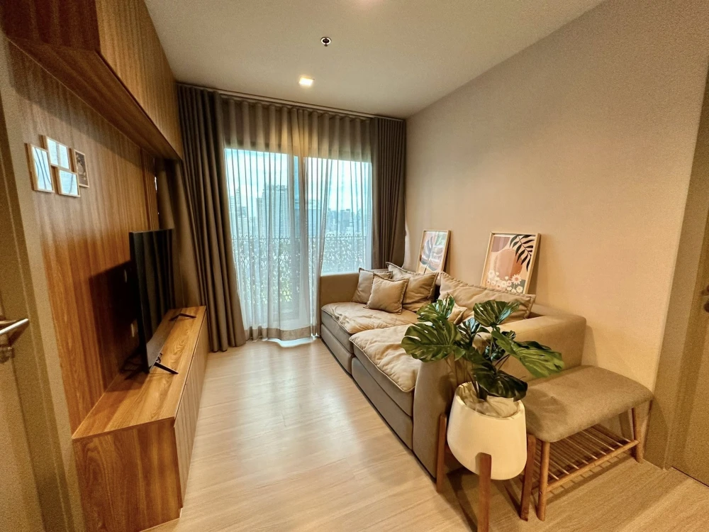 Condo for rent, Life Asoke Rama 9, decorated in Japanese Zen style, built-in wooden furniture, warm atmosphere, reserve now!