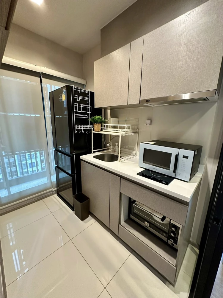Condo for rent, Life Asoke Rama 9, decorated in Japanese Zen style, built-in wooden furniture, warm atmosphere, reserve now!