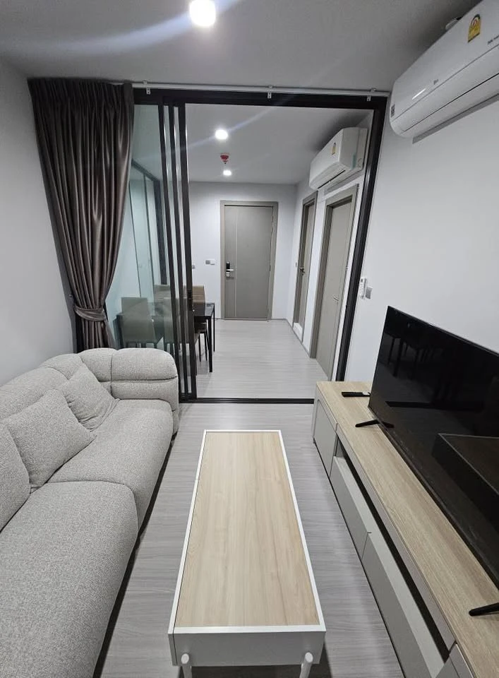 Condo for rent, Life Asoke Rama 9. Spacious and comfortable unit with full furnishings and appliances. Just bring your personal belongings and move in