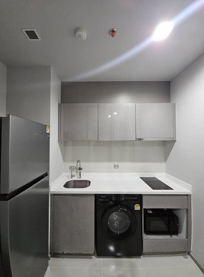 Condo for rent, Life Asoke Rama 9. Spacious and comfortable unit with full furnishings and appliances. Just bring your personal belongings and move in