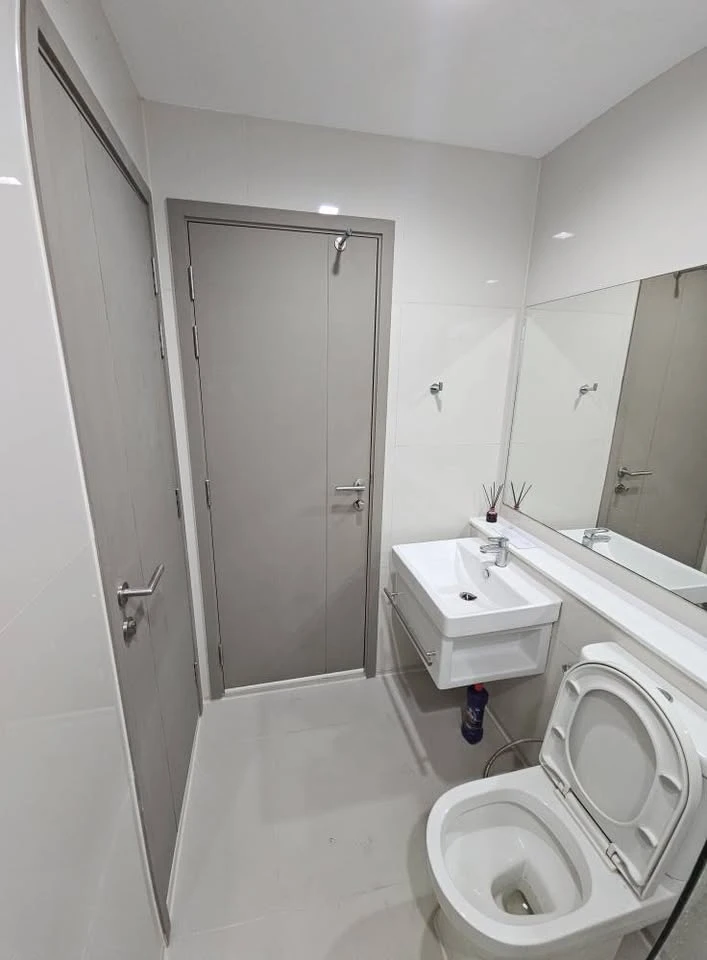 Condo for rent, Life Asoke Rama 9. Spacious and comfortable unit with full furnishings and appliances. Just bring your personal belongings and move in