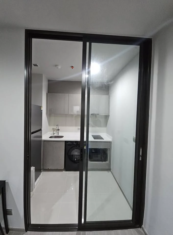 Condo for rent, Life Asoke Rama 9. Spacious and comfortable unit with full furnishings and appliances. Just bring your personal belongings and move in