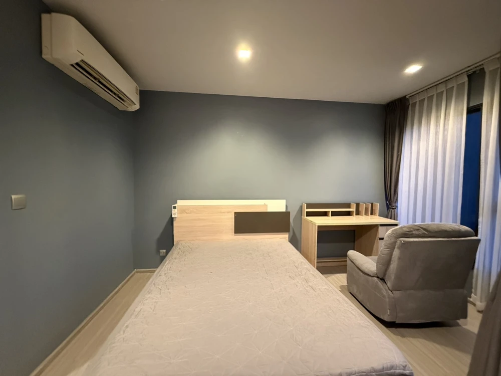 Condo for rent, Life Asoke-Rama 9. Nice room, fully furnished with appliances. Just bring your belongings and move in! You won't want to miss this!