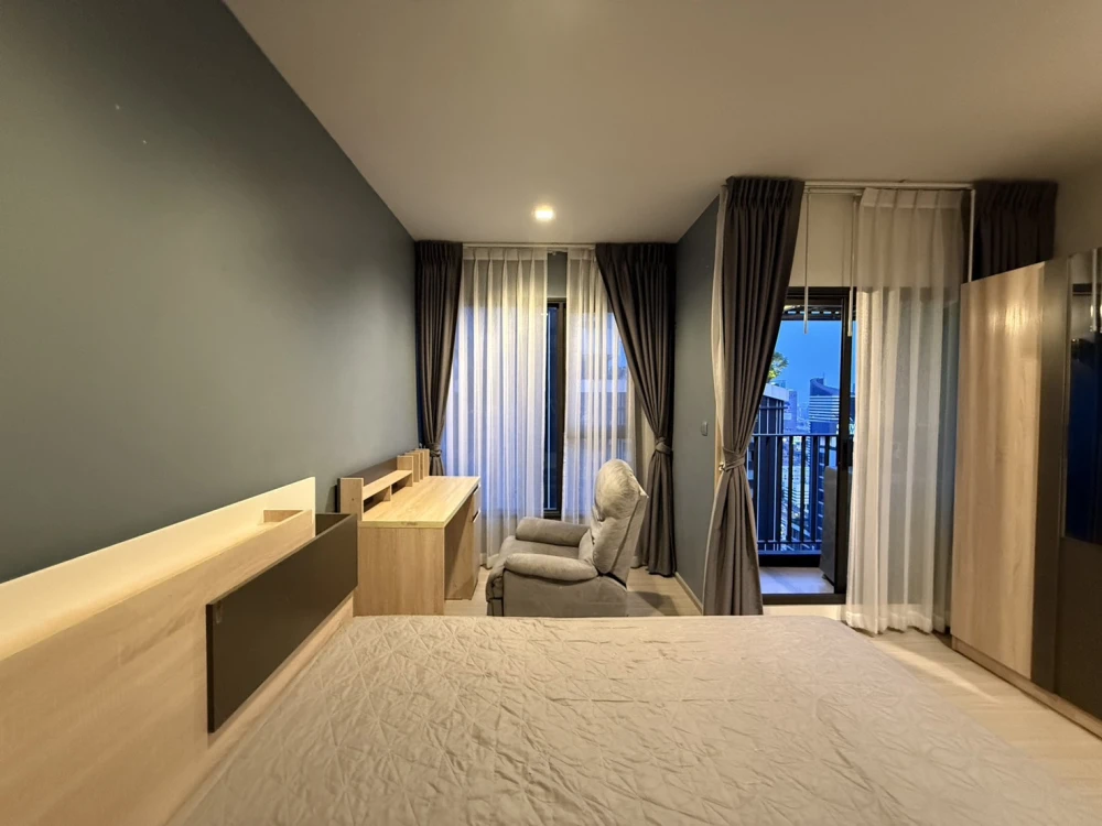 Condo for rent, Life Asoke-Rama 9. Nice room, fully furnished with appliances. Just bring your belongings and move in! You won't want to miss this!