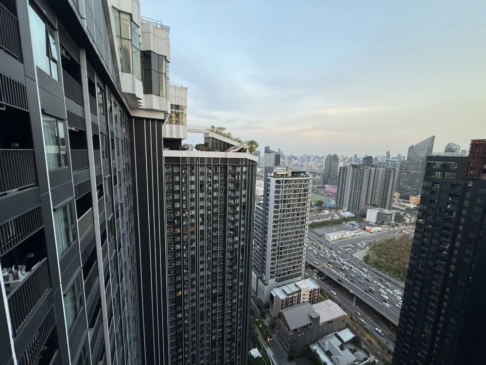 Condo for rent, Life Asoke-Rama 9. Nice room, fully furnished with appliances. Just bring your belongings and move in! You won't want to miss this!