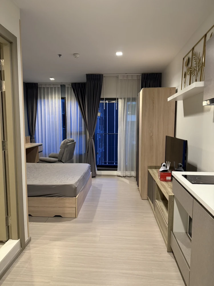 Condo for rent, Life Asoke-Rama 9. Nice room, fully furnished with appliances. Just bring your belongings and move in! You won't want to miss this!