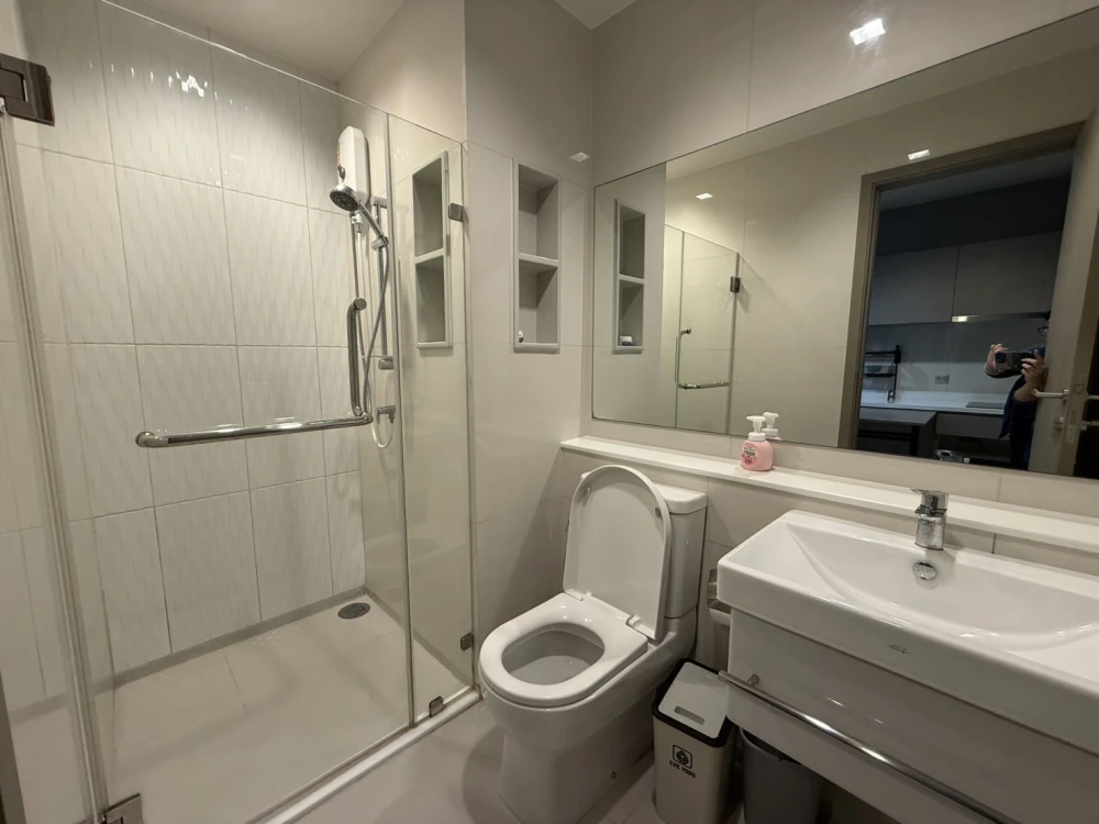 Condo for rent, Life Asoke-Rama 9. Nice room, fully furnished with appliances. Just bring your belongings and move in! You won't want to miss this!
