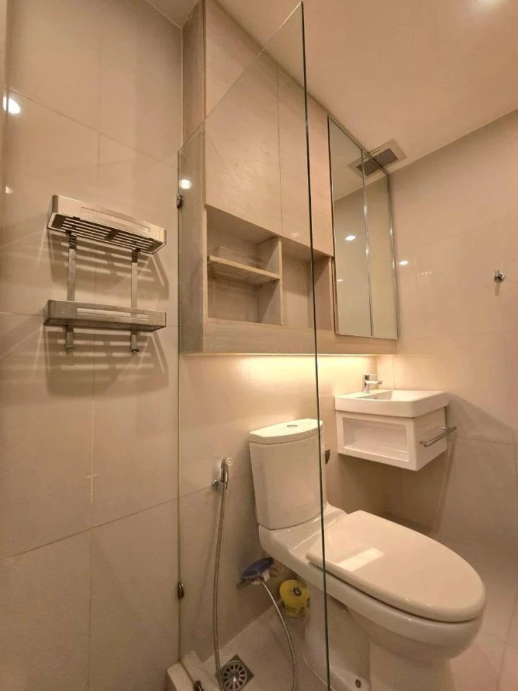 Condo for rent, Life Asoke. Fully furnished unit with separate bedroom and kitchen, clearly divided spaces. Book now!
