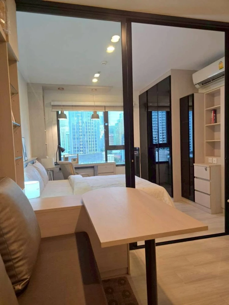 Condo for rent, Life Asoke. Fully furnished unit with separate bedroom and kitchen, clearly divided spaces. Book now!