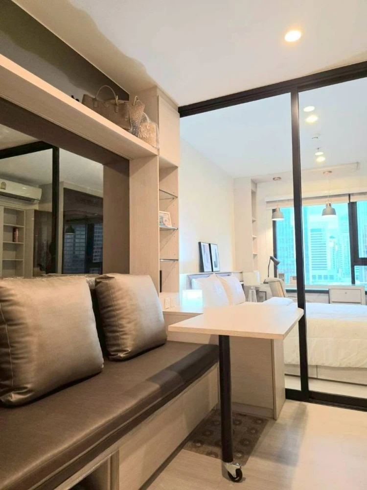Condo for rent, Life Asoke. Fully furnished unit with separate bedroom and kitchen, clearly divided spaces. Book now!