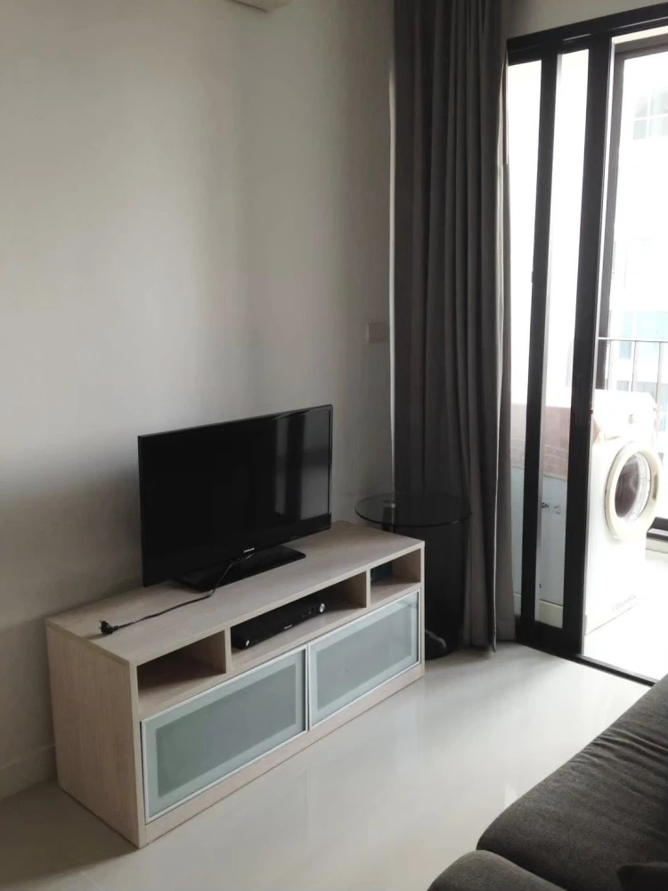 Condo for rent, Ideo Ratchada-Huai Khwang. Nice unit on the 18th floor with a great view. Excellent value. Don't miss out!