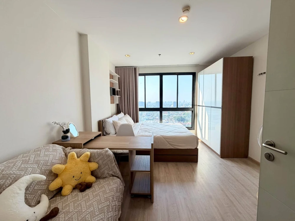 Condo for rent at Ideo Sathorn-Tha Phra: a compact unit with fully optimized functionality. Features Japanese-style decor with a warm, soothing color