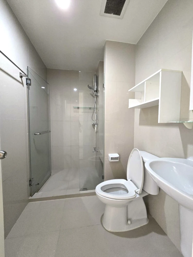 Condo for rent on the Chao Phraya River, Manor Sanambinnam. Private unit, no adjacent rooms. Book now, don't miss out!