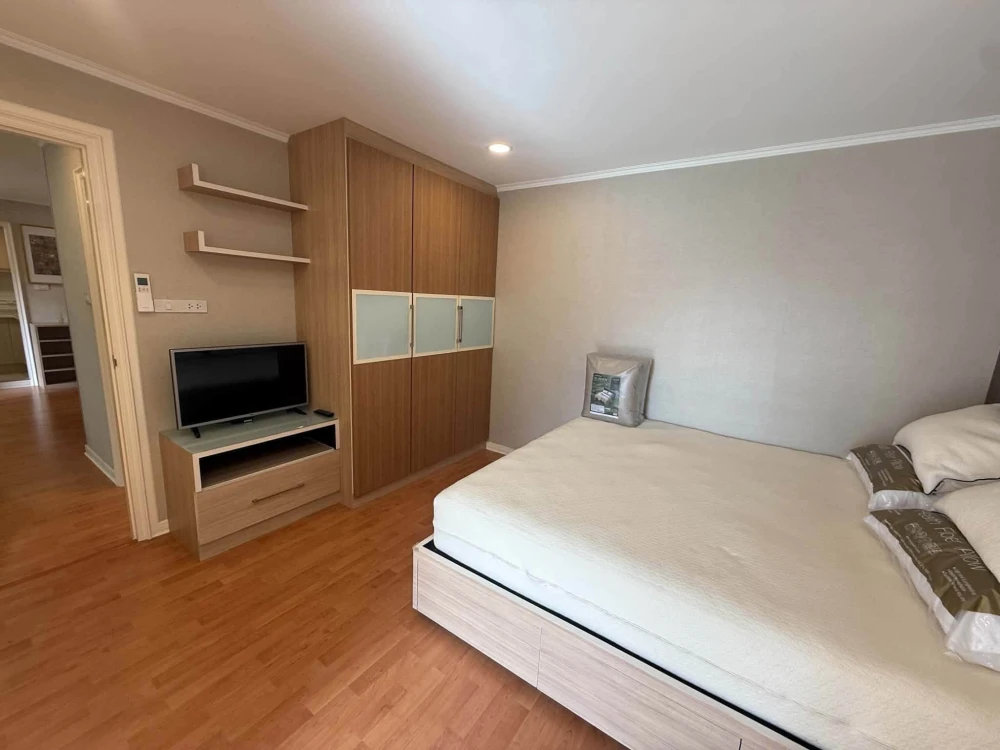 Condo for Rent: Lumpini Ville Cultural Center. Spacious 2-bedroom, 2-bathroom unit featuring full built-in furnishings throughout. Elegant, fully deco