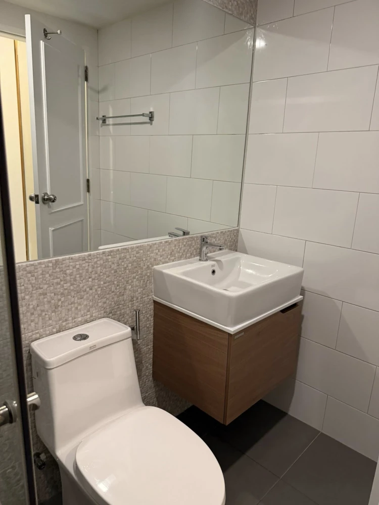 Luxury condo for rent at KnightsBridge SkyCity, Saphan Mai. Beautifully decorated unit with high-quality built-in furniture. Amazing price! Book now!