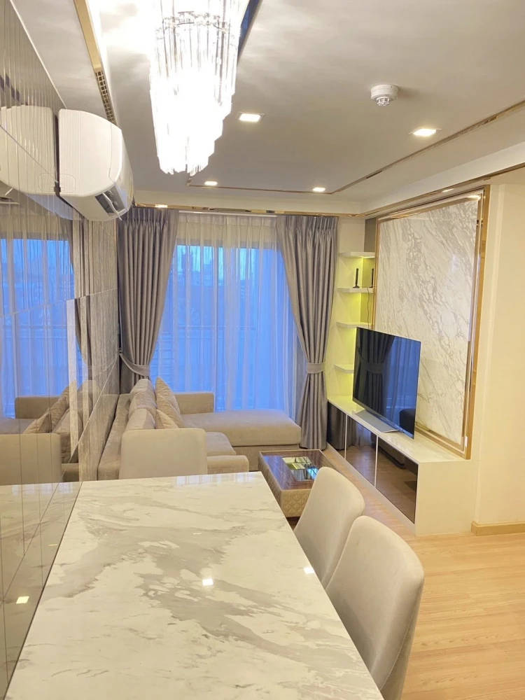 Luxury condo for rent at KnightsBridge SkyCity, Saphan Mai. Beautifully decorated unit with high-quality built-in furniture. Amazing price! Book now!