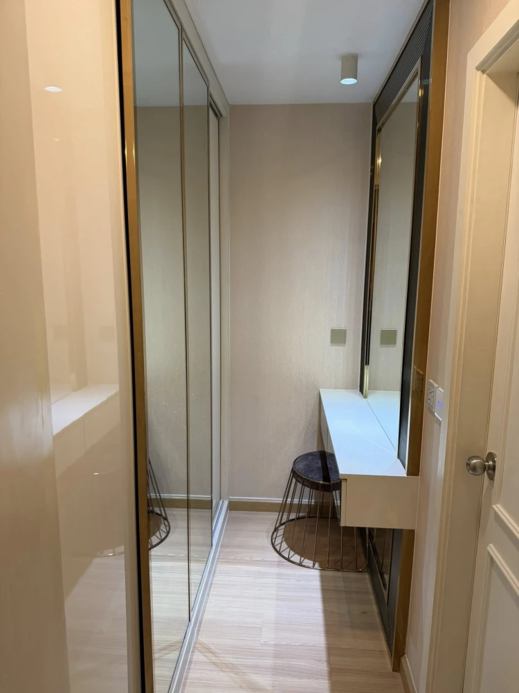 Luxury condo for rent at KnightsBridge SkyCity, Saphan Mai. Beautifully decorated unit with high-quality built-in furniture. Amazing price! Book now!