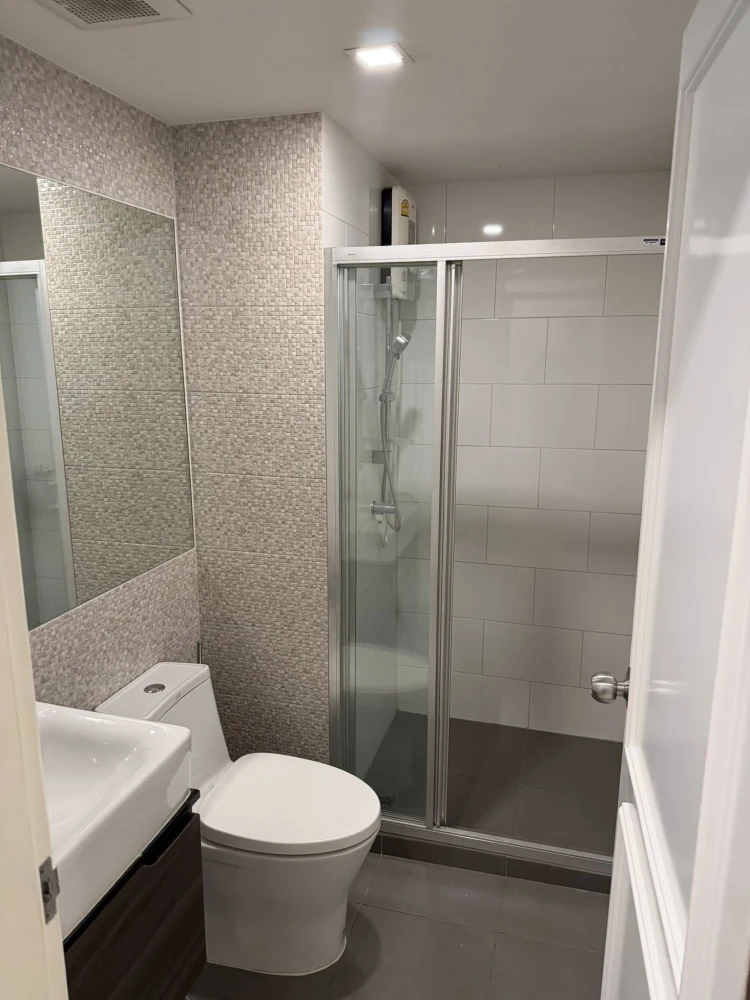 Luxury condo for rent at KnightsBridge SkyCity, Saphan Mai. Beautifully decorated unit with high-quality built-in furniture. Amazing price! Book now!