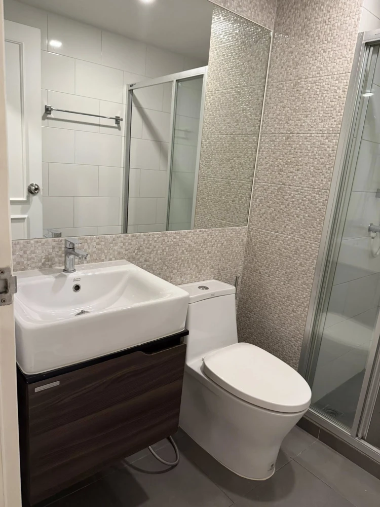 Luxury condo for rent at KnightsBridge SkyCity, Saphan Mai. Beautifully decorated unit with high-quality built-in furniture. Amazing price! Book now!