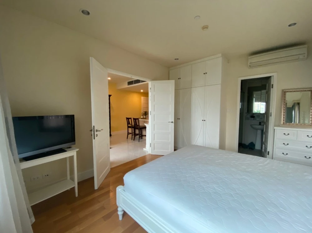 Urgent for rent !! Aguston Sukhumvit 22 Condo, beautiful room, fully furnished, near the train, reasonable price, don't wait !!