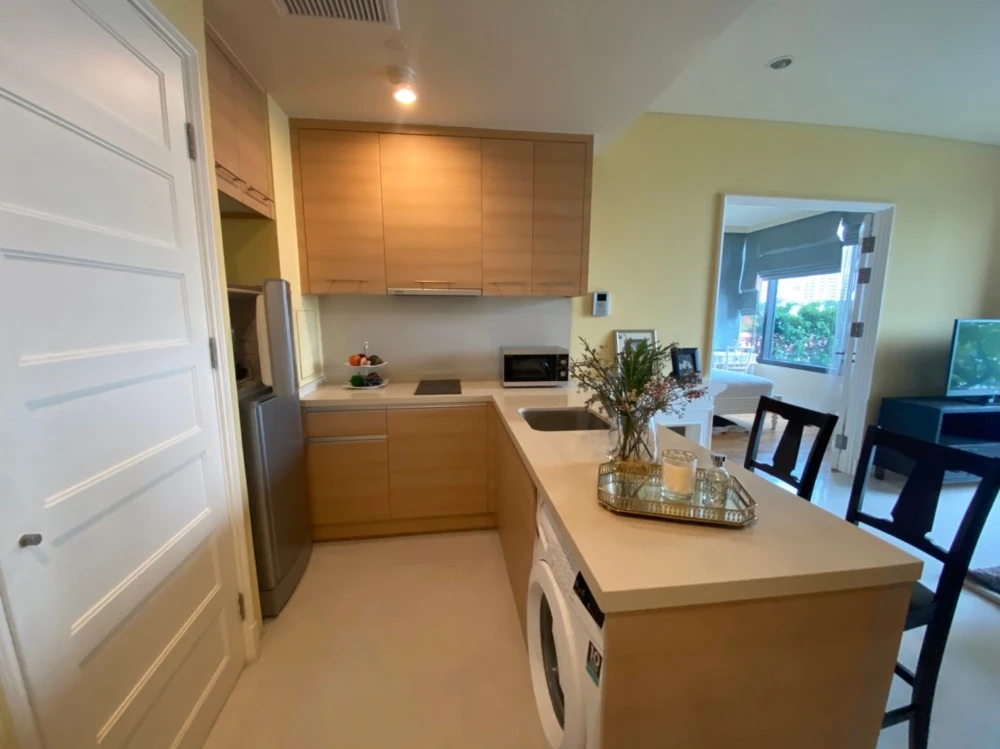 Urgent for rent !! Aguston Sukhumvit 22 Condo, beautiful room, fully furnished, near the train, reasonable price, don't wait !!