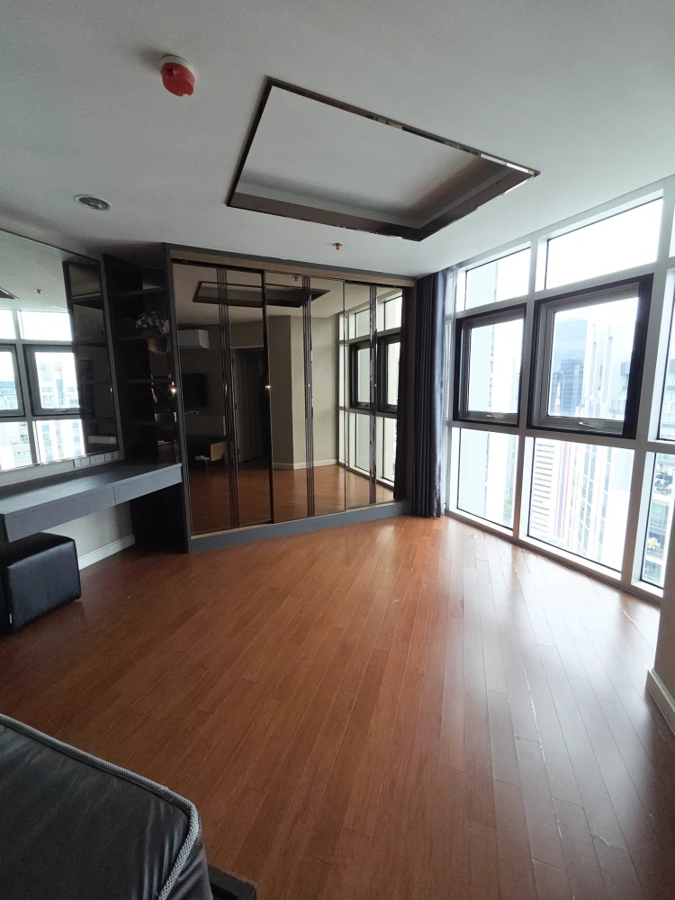 For rent immediately! Belle Grand Rama9 Duplex unit with spacious living area and complete amenities. Book now!