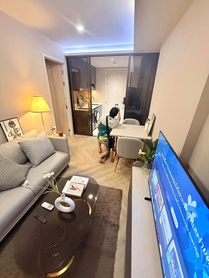 For rent immediately! Chapter Thonglor 25, fully furnished unit with high-quality built-in furniture. Amazing price! You'll regret not booking!