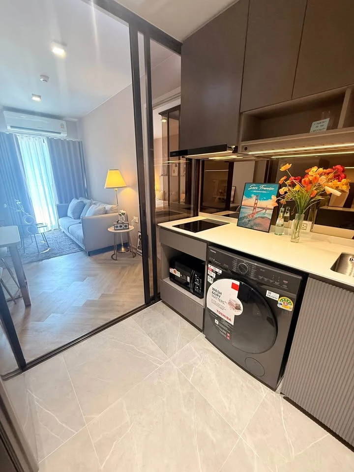 For rent immediately! Chapter Thonglor 25, fully furnished unit with high-quality built-in furniture. Amazing price! You'll regret not booking!