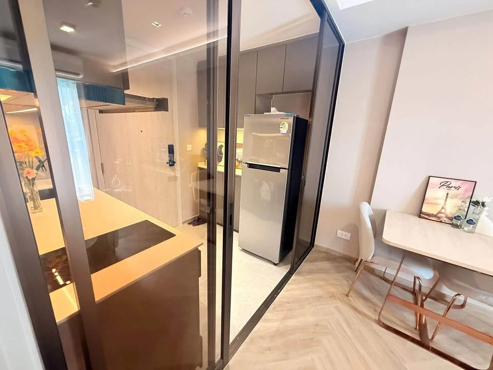 For rent immediately! Chapter Thonglor 25, fully furnished unit with high-quality built-in furniture. Amazing price! You'll regret not booking!