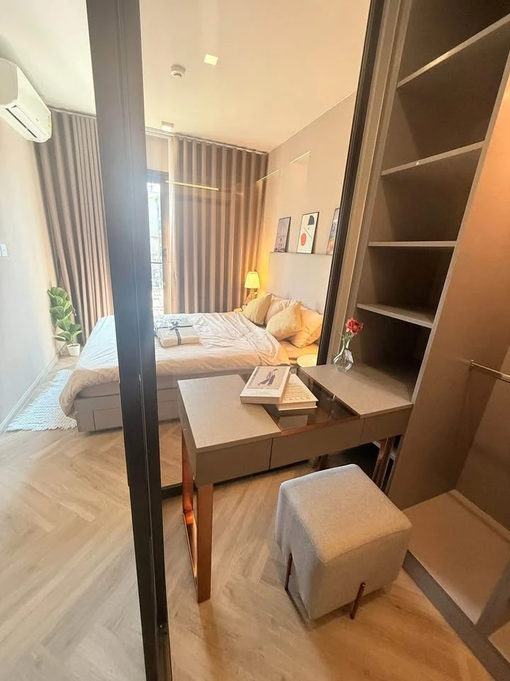 For rent immediately! Chapter Thonglor 25, fully furnished unit with high-quality built-in furniture. Amazing price! You'll regret not booking!