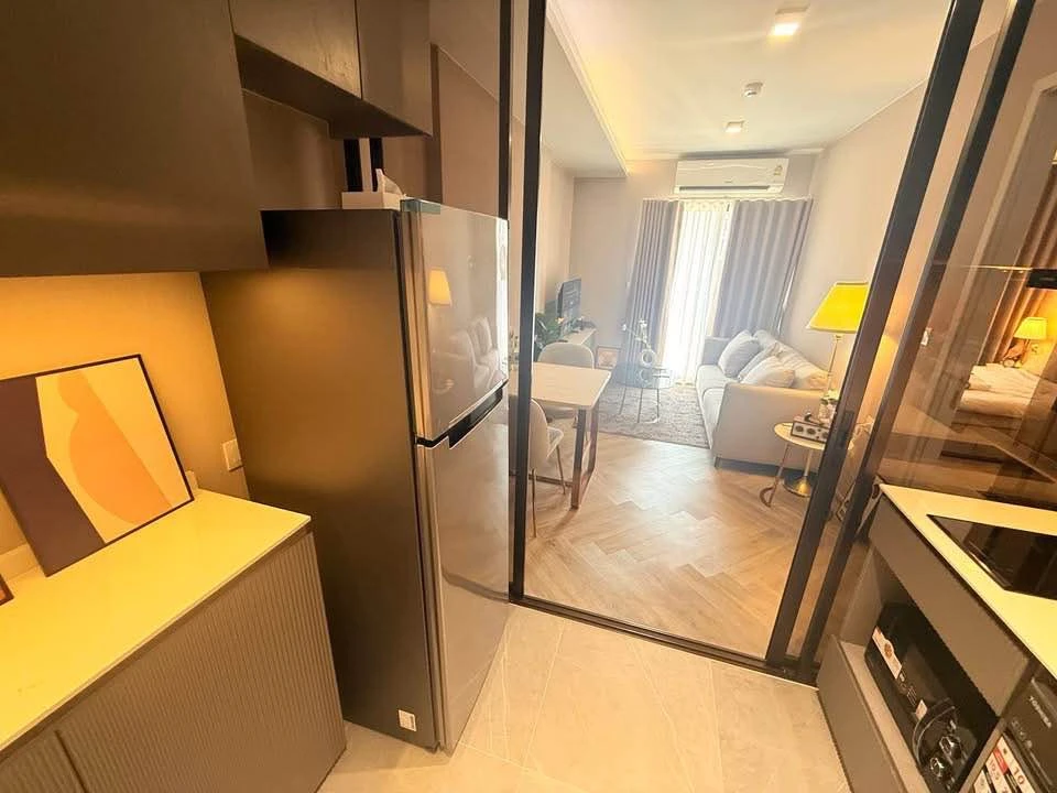 For rent immediately! Chapter Thonglor 25, fully furnished unit with high-quality built-in furniture. Amazing price! You'll regret not booking!