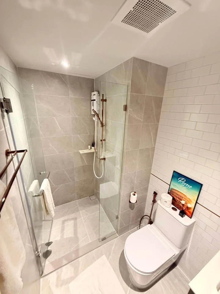 For rent immediately! Chapter Thonglor 25, fully furnished unit with high-quality built-in furniture. Amazing price! You'll regret not booking!