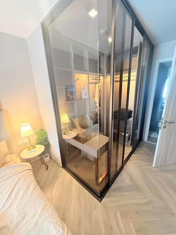 For rent immediately! Chapter Thonglor 25, fully furnished unit with high-quality built-in furniture. Amazing price! You'll regret not booking!