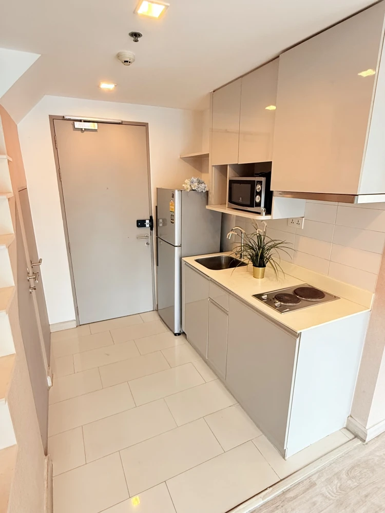 Urgently available for rent at Ideo Mobi Sukhumvit. Spacious room, high floor, great view, convenient and complete here. You must book now.