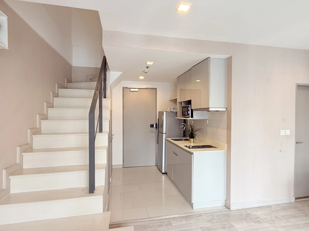 Urgently available for rent at Ideo Mobi Sukhumvit. Spacious room, high floor, great view, convenient and complete here. You must book now.