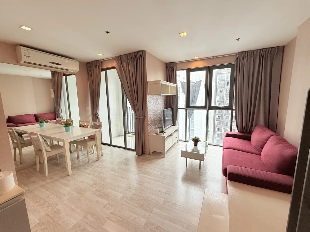 Urgently available for rent at Ideo Mobi Sukhumvit. Spacious room, high floor, great view, convenient and complete here. You must book now.
