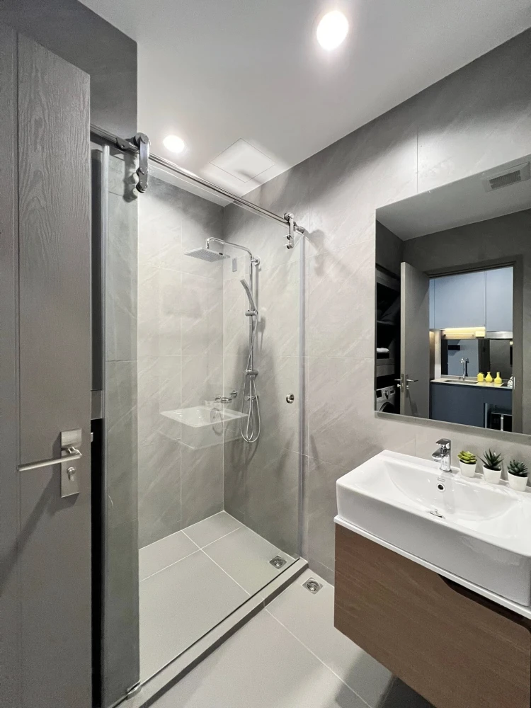 For rent immediately! IdeO SUKHUMVIT RAMA 4, beautifully decorated unit with high-quality built-in furniture. Amazing price! You'll regret not booking