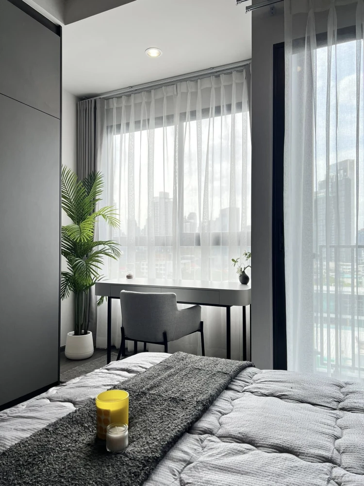 For rent immediately! IdeO SUKHUMVIT RAMA 4, beautifully decorated unit with high-quality built-in furniture. Amazing price! You'll regret not booking