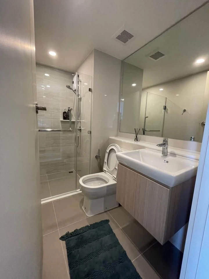 Urgent rental at Life Rama 4 - Asoke! A lovely unit with full amenities at a fantastic price—book yours today!