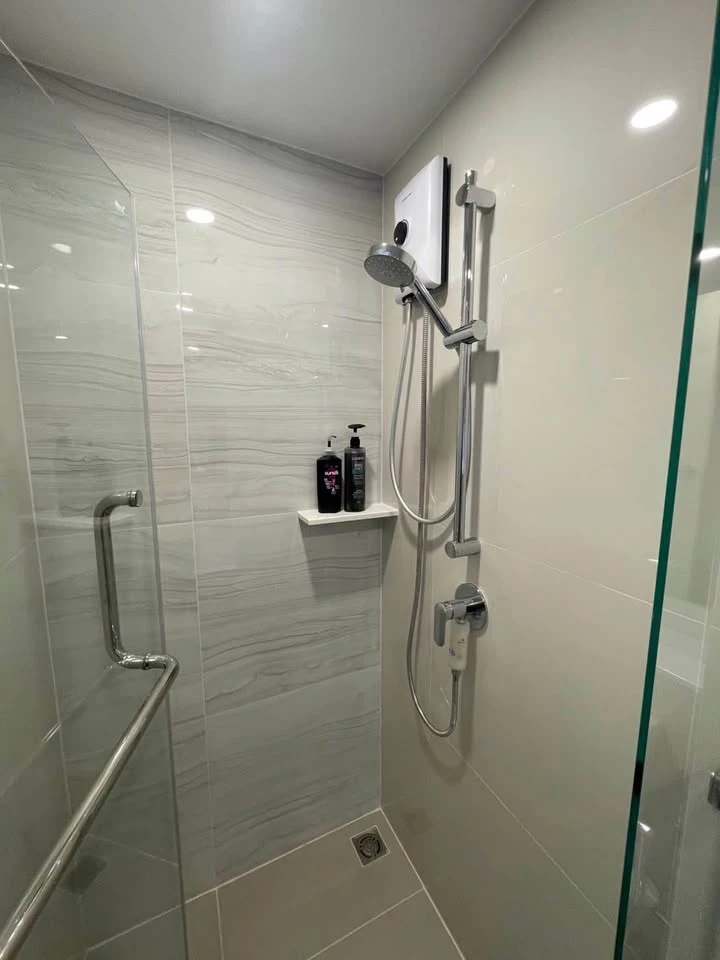 Urgent rental at Life Rama 4 - Asoke! A lovely unit with full amenities at a fantastic price—book yours today!