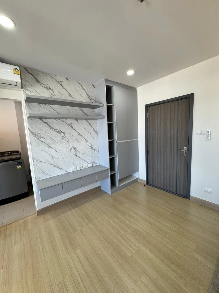 For rent immediately! Supalai Veranda Ramkhamhaeng, beautifully decorated unit on the 27th floor with Osotspa view. Lovely built-in furniture. Book no